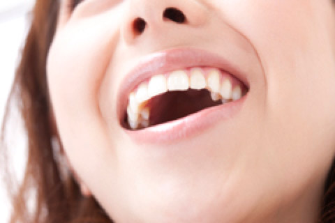 女性の口元
