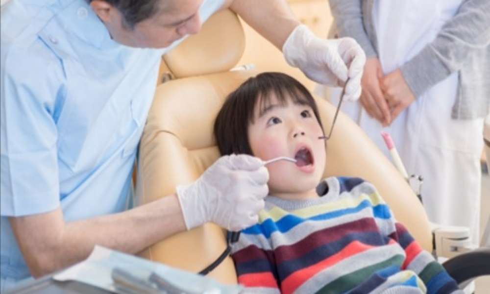 診察を受けている子供の様子