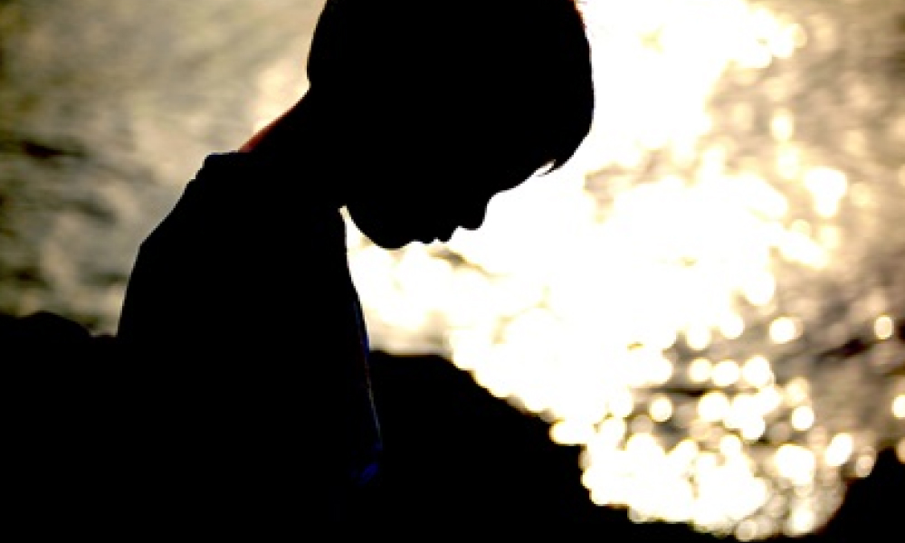 うつむく子供の写真