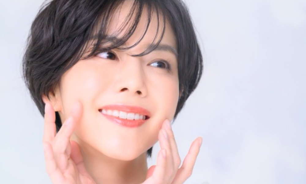 笑顔の歯が白い女性